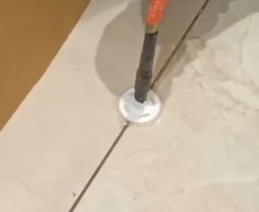 休宁瓷砖空鼓维修公司专业解答瓷砖在铺贴过程中，如果没有涂抹均匀到位的粘结材料（如水泥砂浆或瓷砖胶），可能会导致以下问题